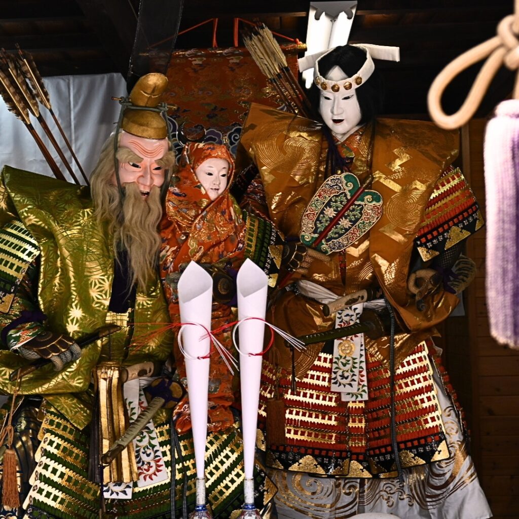 神功皇后(じんぐうこうごう)と皇子(後の応神天皇)、武内宿禰(たけしうちのすくね)