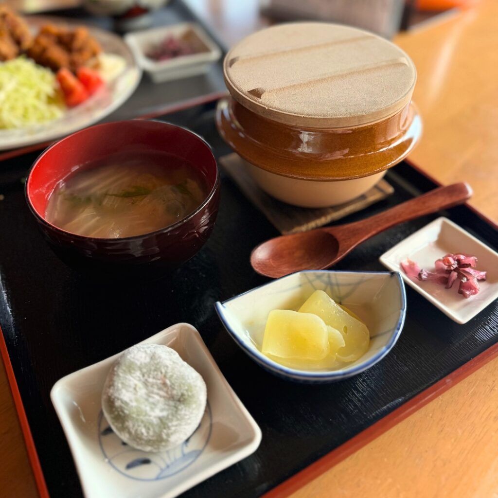 小鉢が多くてうれしい山菜釜飯