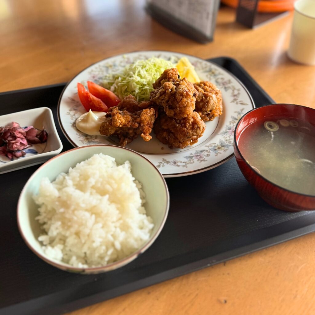 ボリューム満点の鶏唐揚げ定食