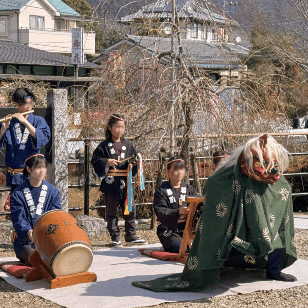 観梅市民まつりでのお囃子と獅子舞い
