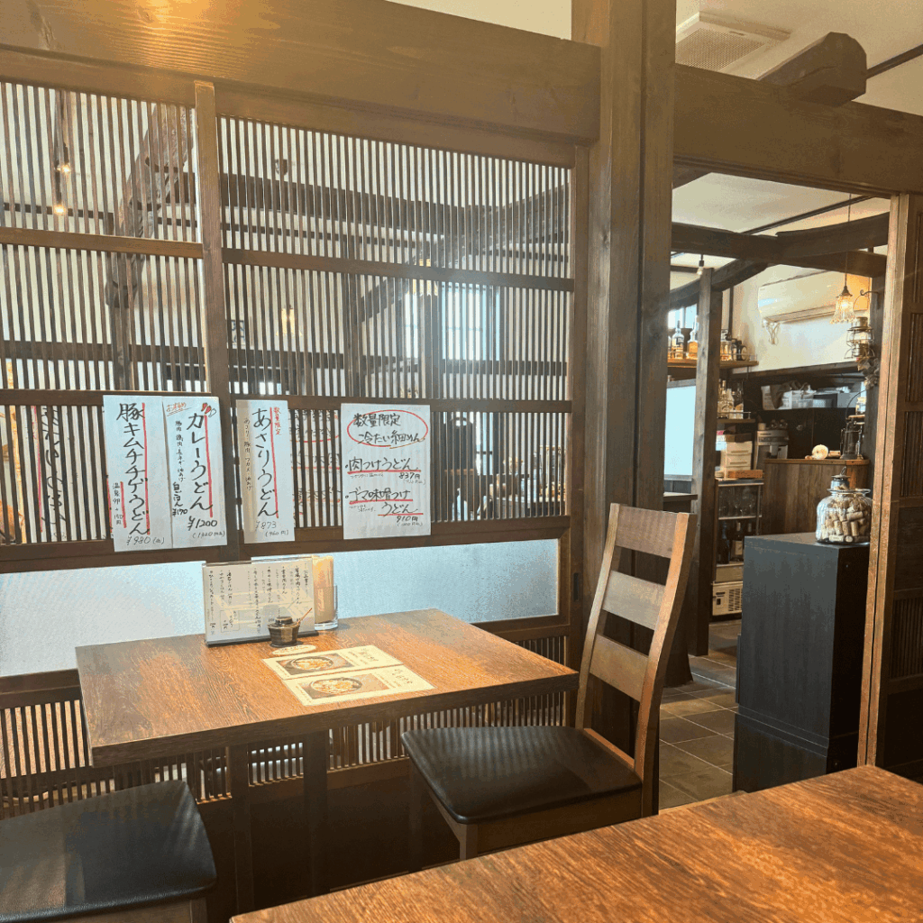 うどん 雅びやさんの店内