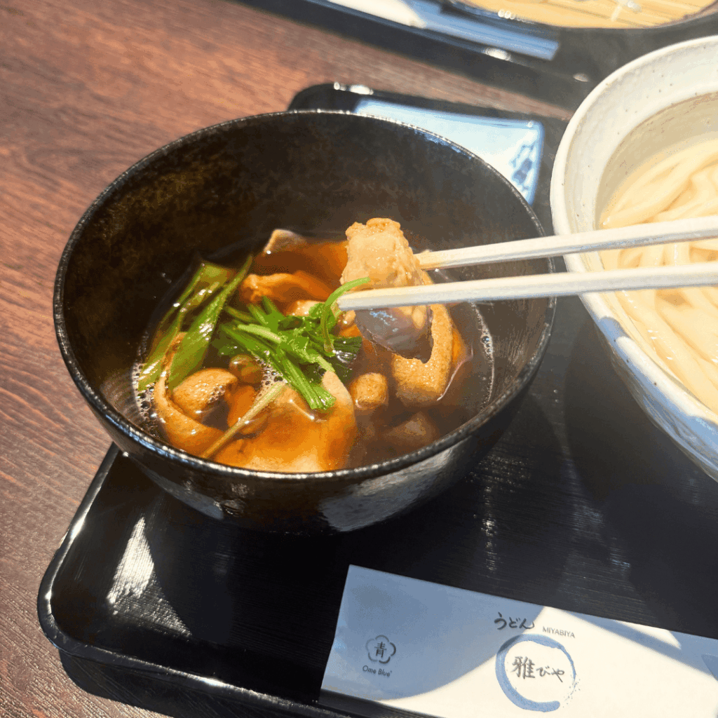つけつゆのお肉を持ち上げている写真
