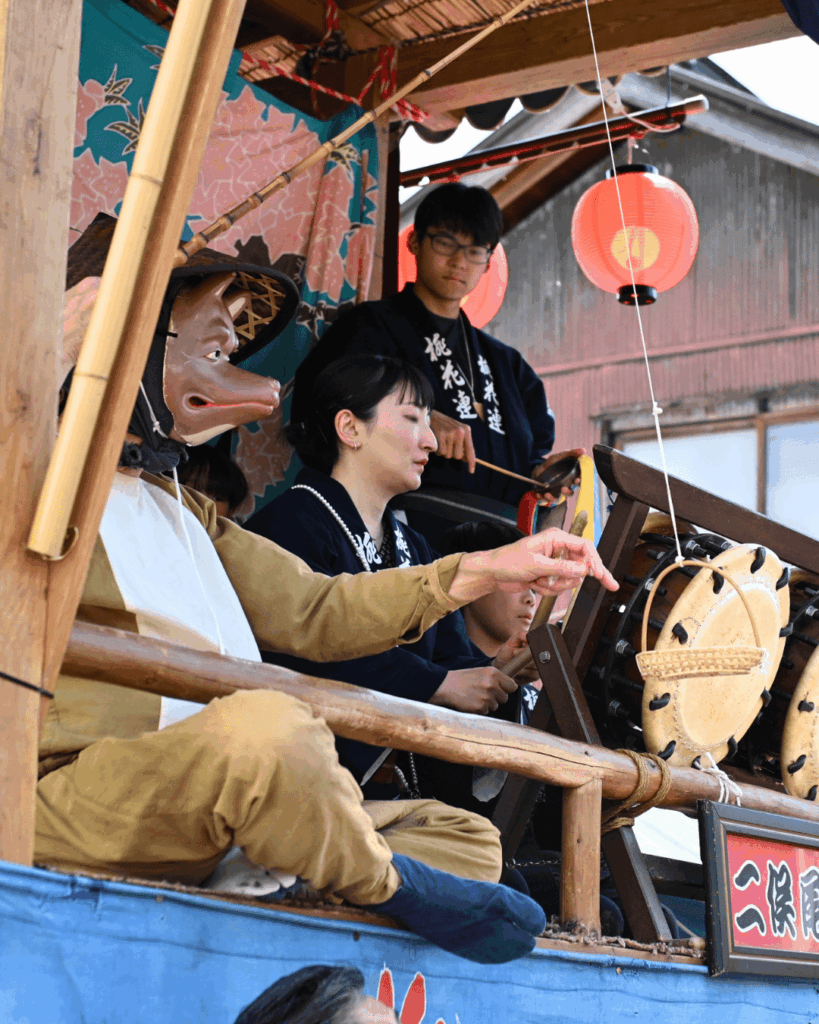 二俣尾桃花連さんの居囃子とタヌキさん