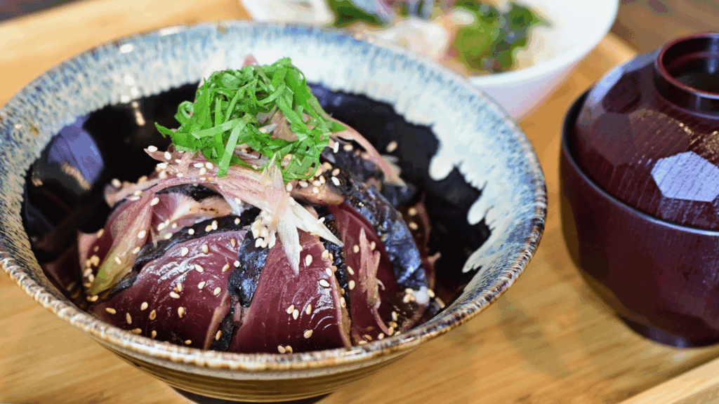 山になった切り身が食欲をそそる「鰹のっけ丼」