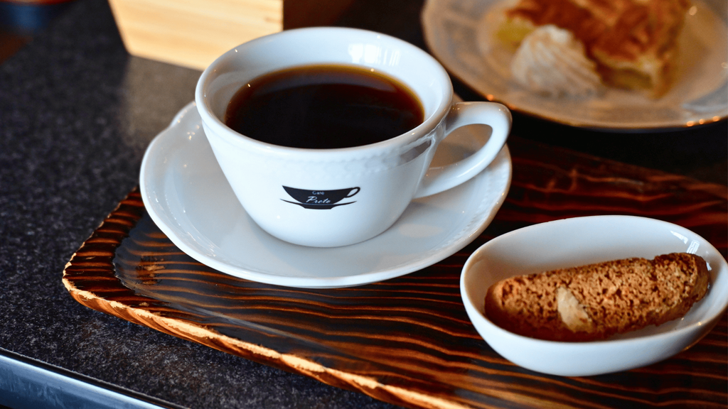 セットのコーヒーとビスコッティ